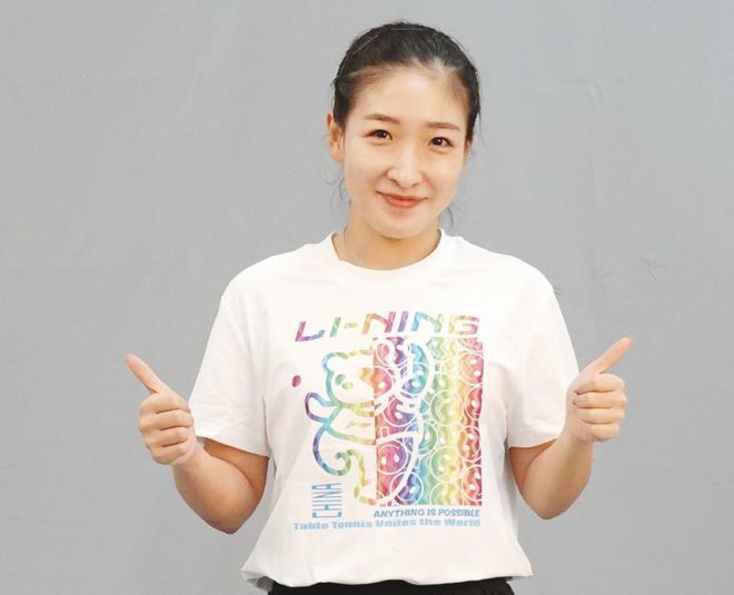 Billu是一个剃头师，靠着经营着一家剃头店保持生计，由于店里装备老旧，发式掉队赶不上潮水，在对面的时尚Madan剃头店的挤压下，生意很是暗澹，远景其实不乐不雅。糊口愈来愈拮据的Billu一家，不但孩子的膏火交不起，就连家里的口粮也是老婆挨家挨户东拼西凑借来的。但是这时候传来了受人尊重的年夜明星Sahir要来拍片子的动静，而Sahir恰是Billu小时辰最要好的玩伴。动静风行一时，年夜家都想见到年夜明星，Billu一时候成为世人凑趣的对象。Billu最初对此的立场是回避和抗拒，但他在世人对他质疑的舆论压力下，不得